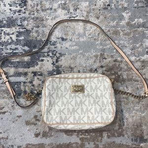 Michael Kors Jet Set crossbody purse.
